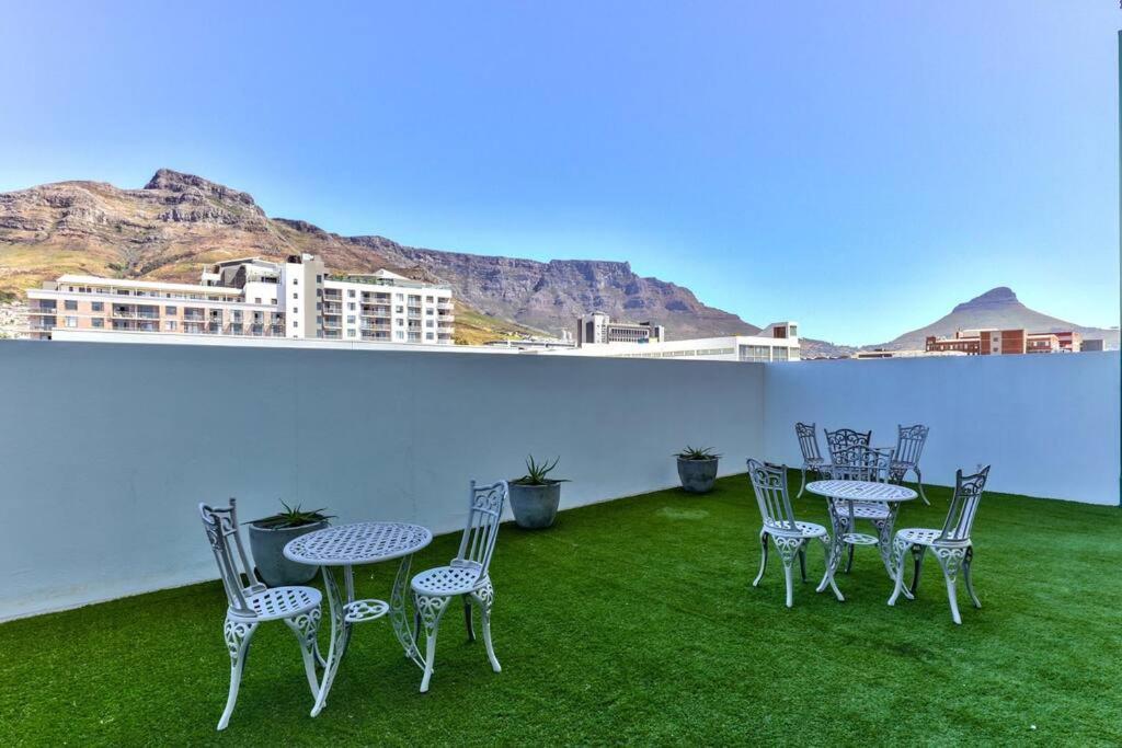 Arty Modern Design With Balcony And Pool * Cape Town